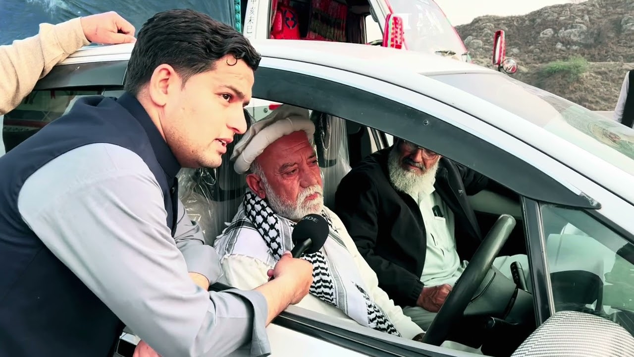 ضلع کوہاٹ خوشحال گڑھ پل کے مقام پر بابا جی کا عمران خان سے محبت کا ایک منفرد انداز ۔