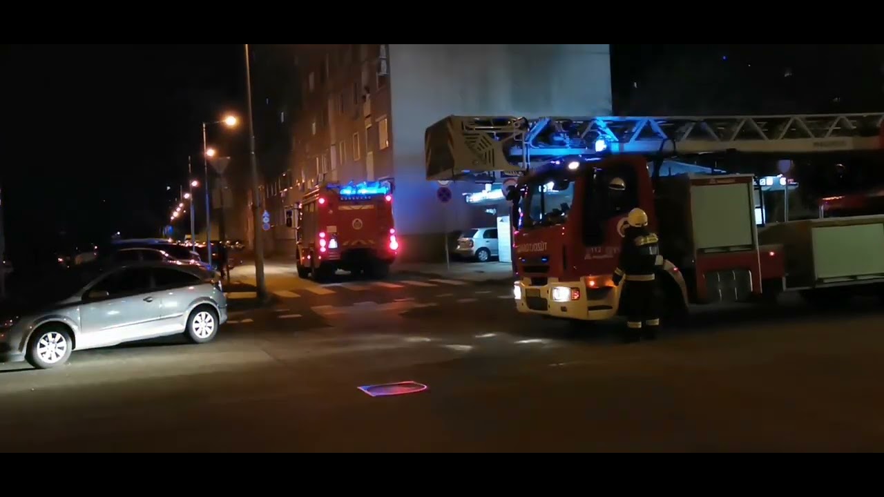 Tűzoltók érkeznek szél által megrogált redőny helyszínére. ( Győr, 2023 02. 04. )
