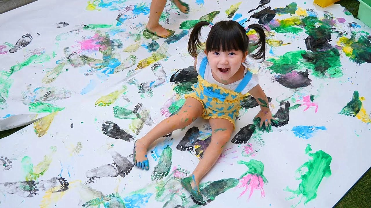 大きい紙で絵の具を使って手形作り遊び～！ - はねまりチャンネル
