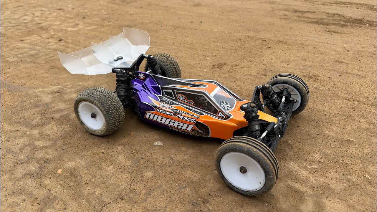 Mugen Seiki MSB1 Outdoor Dirt Demonstration 