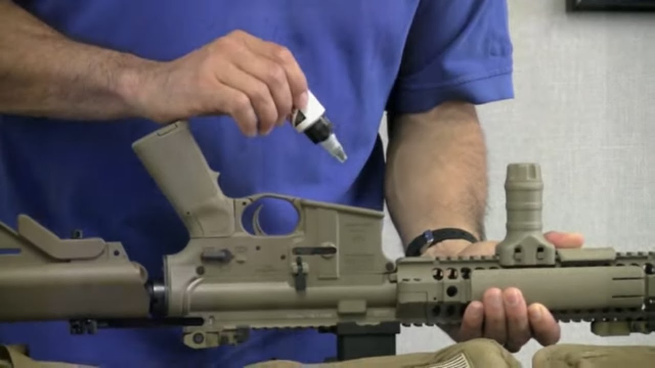 NAVY SEAL показывает, как профессионально смазывать свою винтовку AR