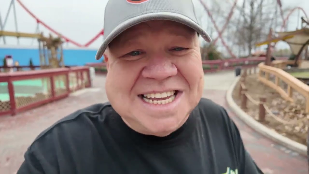 Посещение парка развлечений Carowinds в последний день сезона, 1 марта 2026 года.
