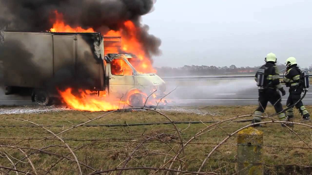 Bestelwagen in brand op de A7 Nuis