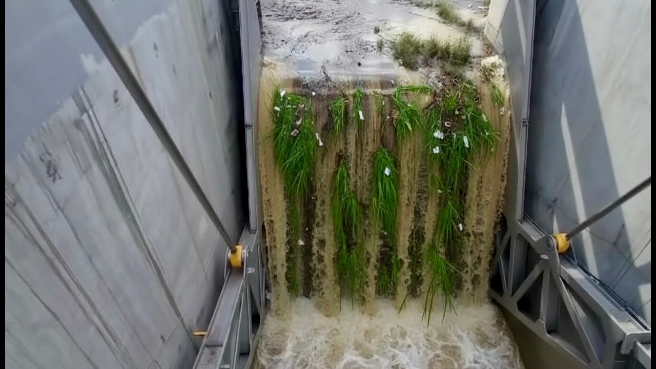 Dam Sluice Gate Opening During High-Flow Season for Controlled Release/peak inflows 