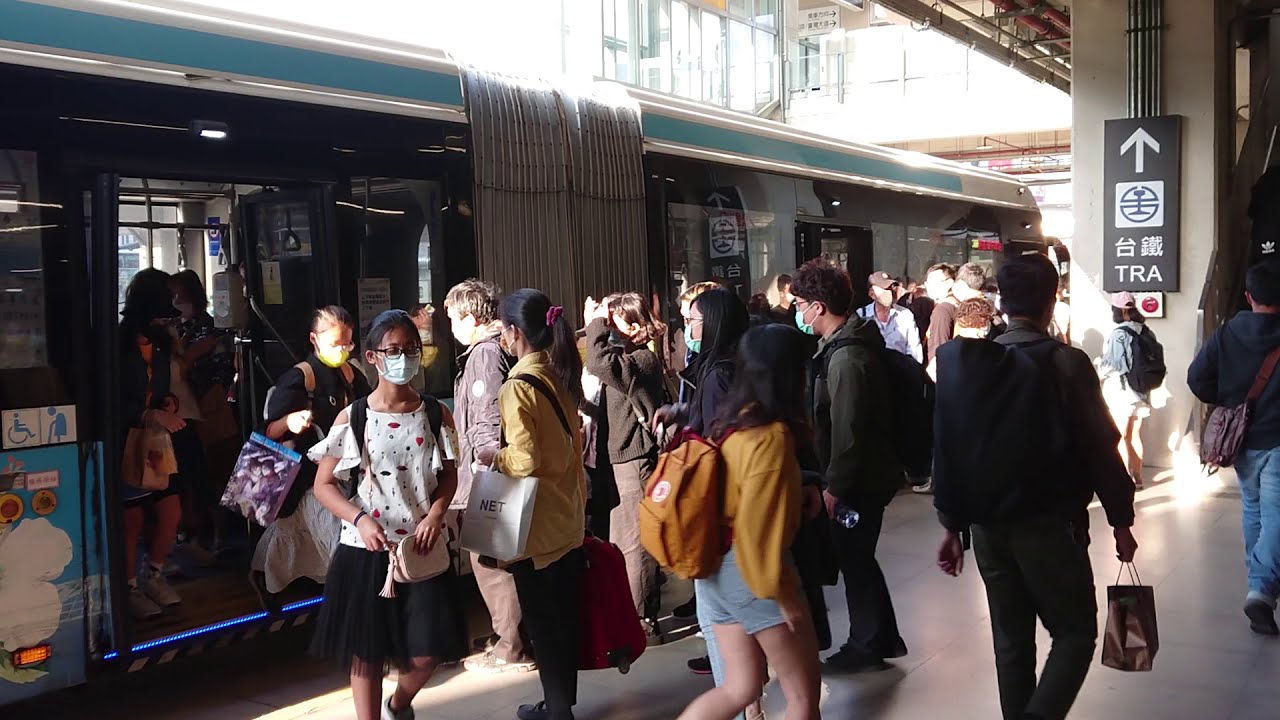 台灣大道幹線雙節公車・台中車站A月台上下車人潮