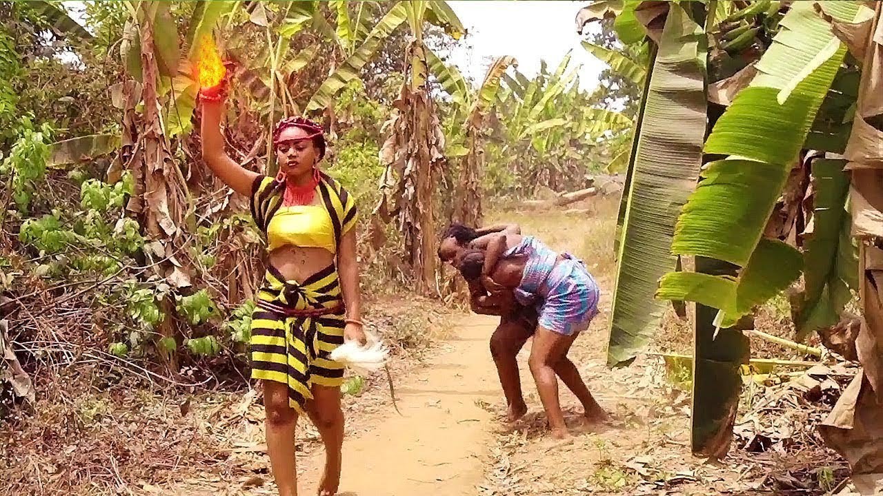 Petite fille née avec le pouvoir mystérieux pour détruire les peuples malfaisants de son village