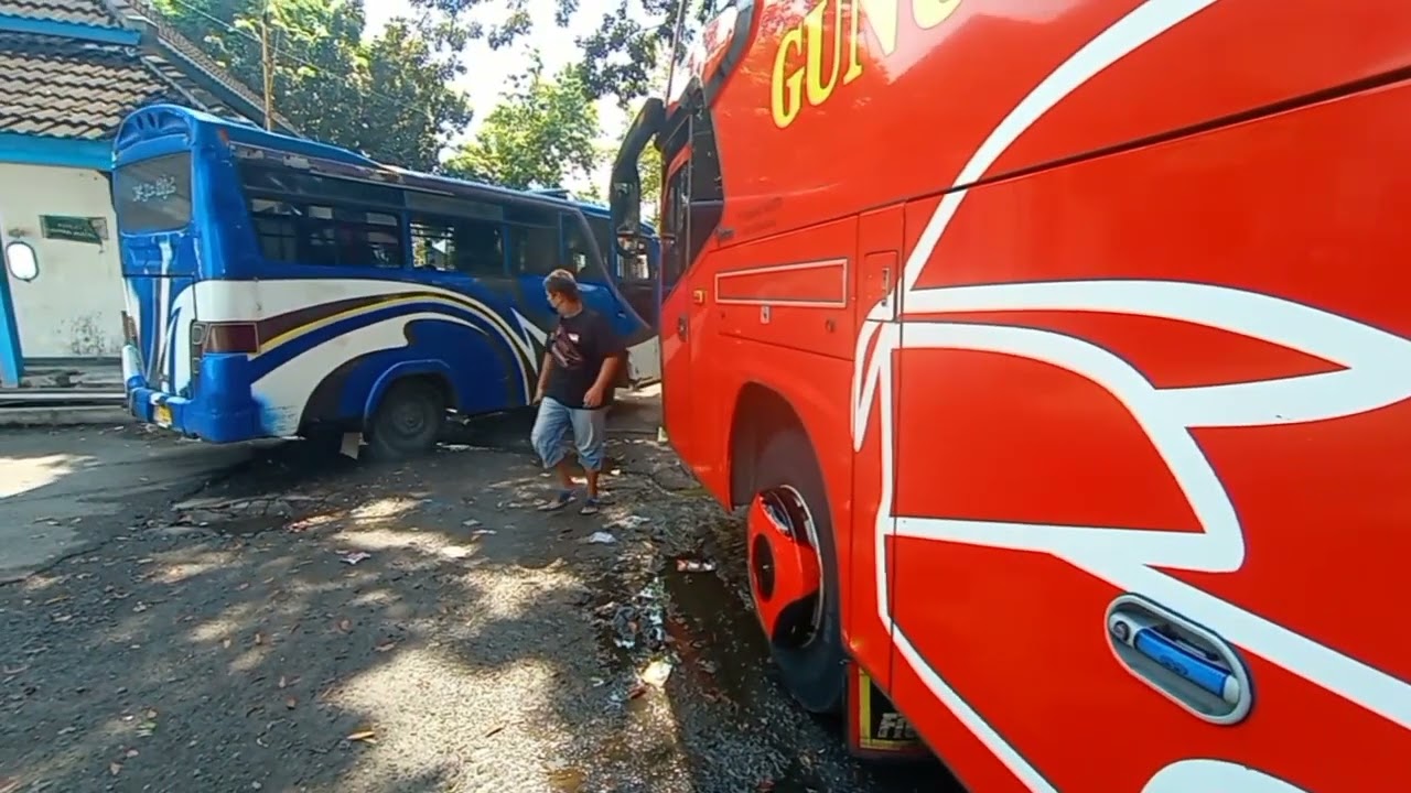 BUS GUNUNG HARTA( RAHAYU Mesari) R260 di terminal PENGGARON
