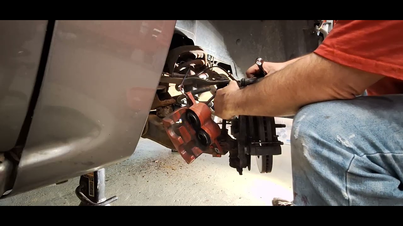 Замена подшипника ступицы GMC 1500 2006 года выпуска, деталь 1.