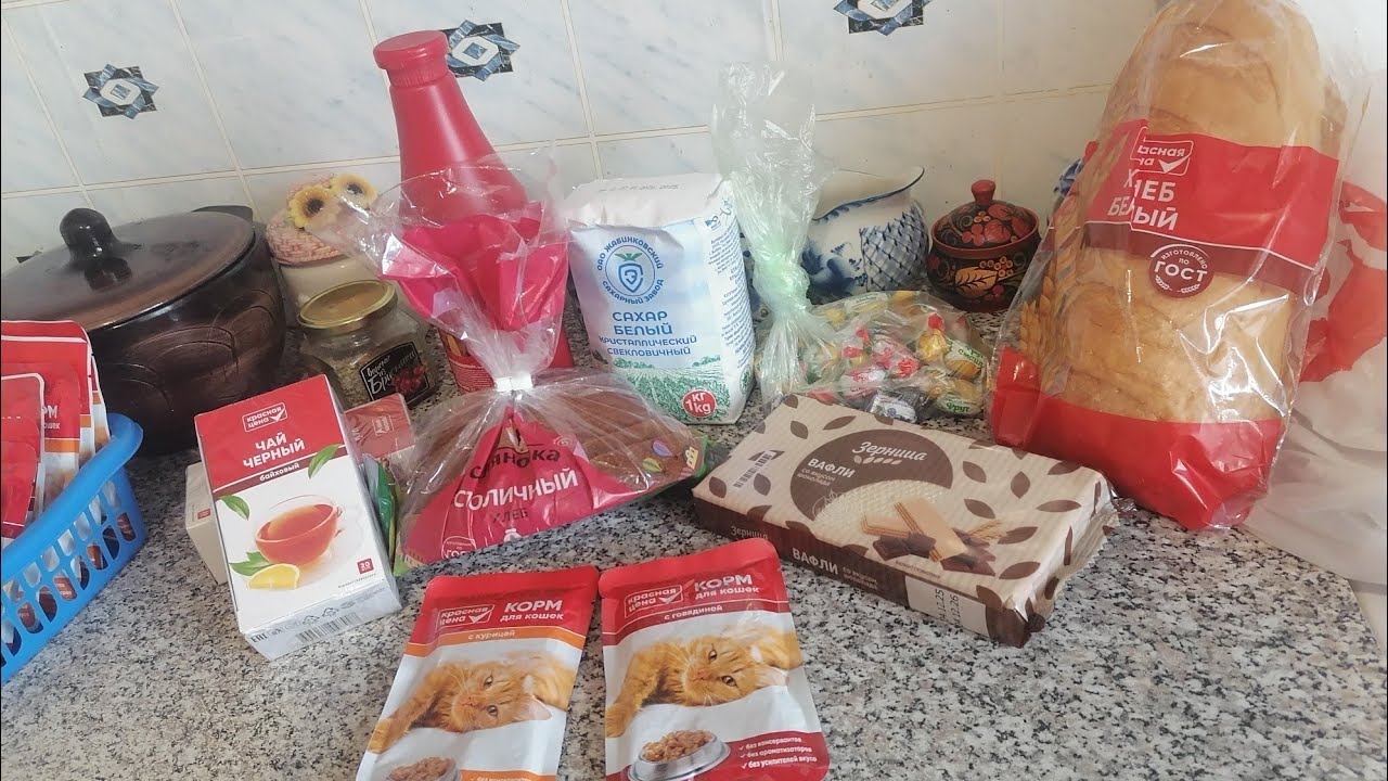 Заснеженный дворик. Продукты из магазина 