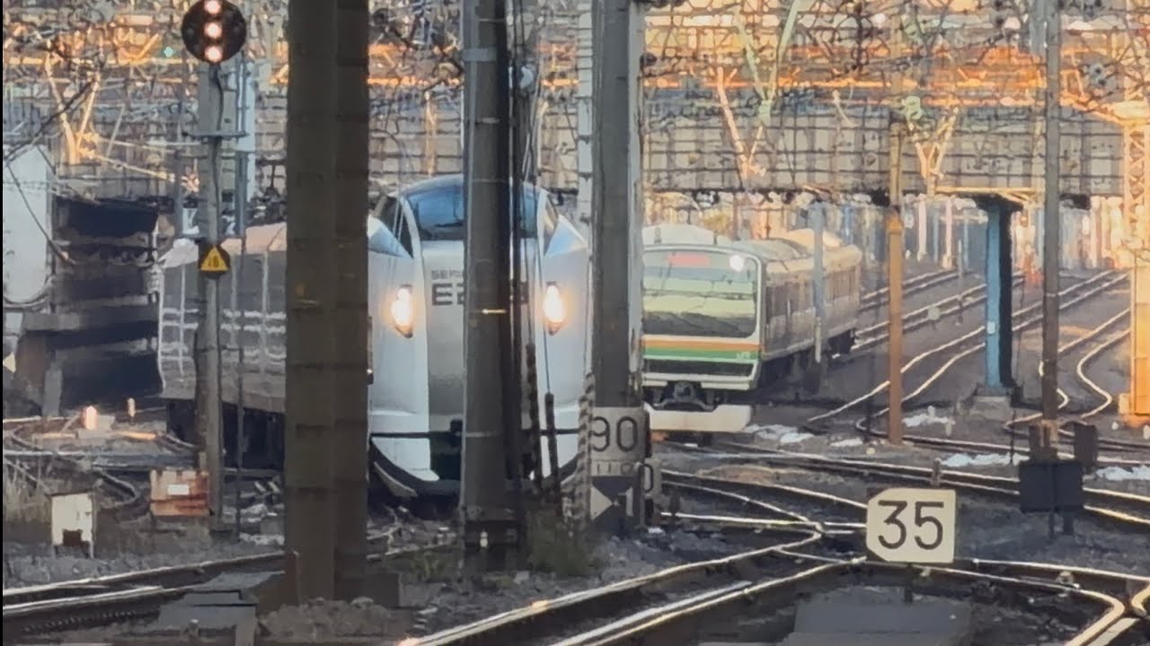 【4K高画質】【なんと先行予定の東海道線の普電を待たせて先行...】E259系ｸﾗNe010編成が特急成田エクスプレス30号大船行きとして横浜駅6番線に到着停車するシーン。2026.2.4 16:14