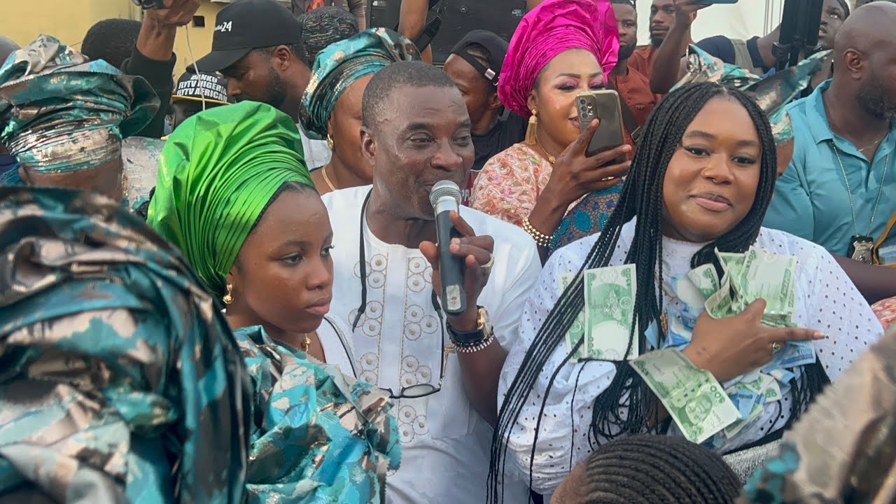 LOVELY MOMENTS OF K1 DE ULTIMATE & HIS CHILDREN ON STAGE AT HIS LATE MOTHER’S BURIAL CEREMONY