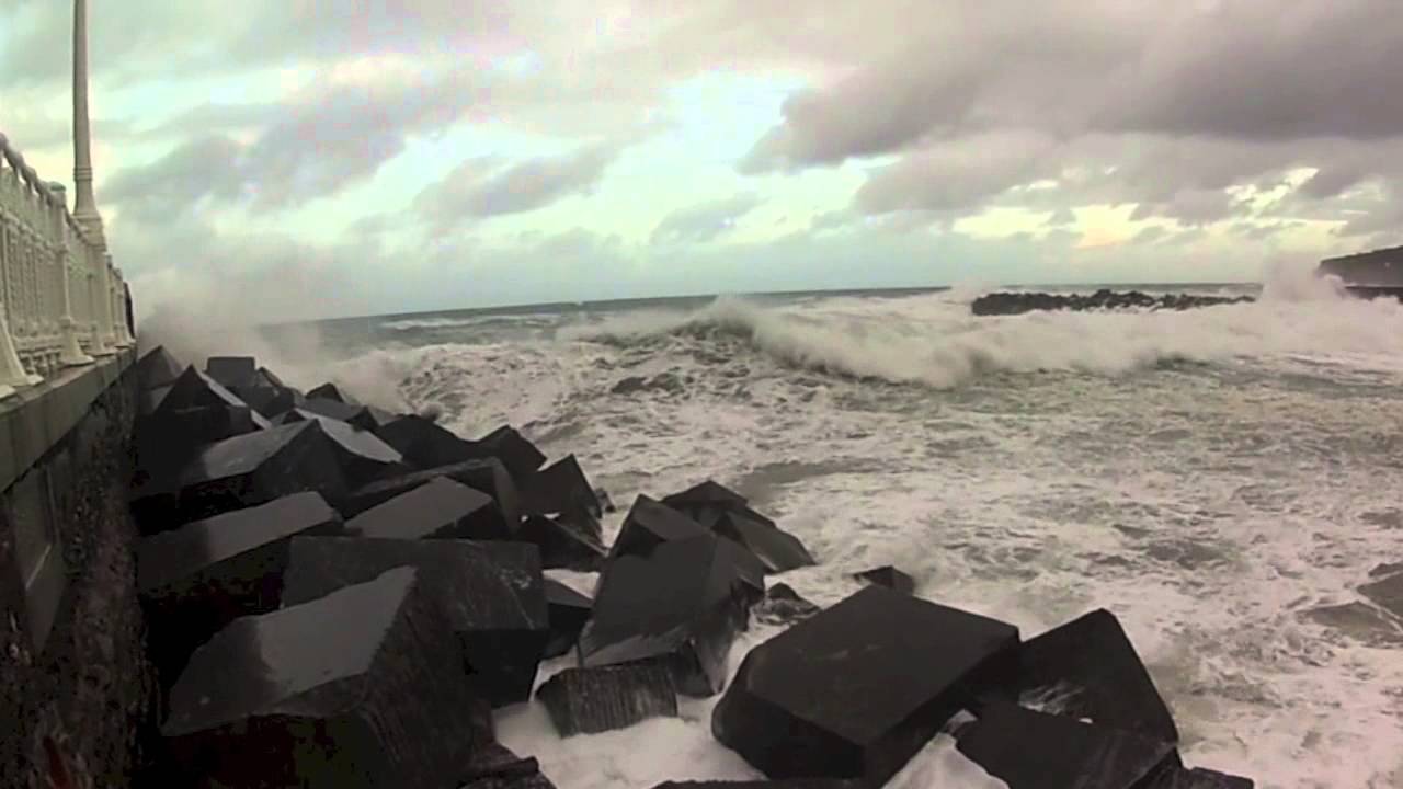 Olas en la Concha y en la desembocadira del Urumea