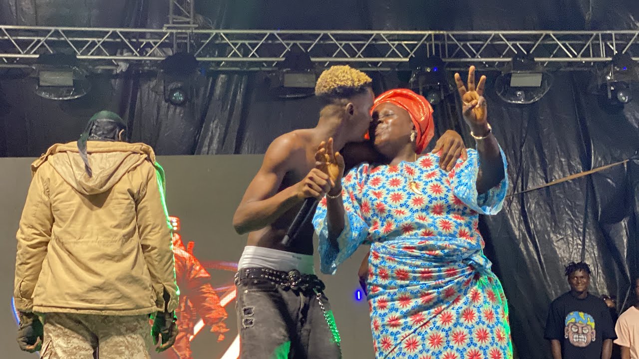 🤩Baba Tunde K!ssed His Mom(Maame Alata) on Stage as he performed at the OSEIKROM SUMMER JAM 2024