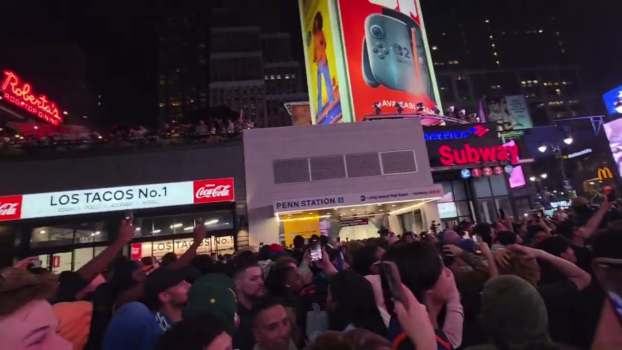 Knicks Fans celebrate first Conference Finals appearance in 25 years with MASSIVE PARTY outside MSG!