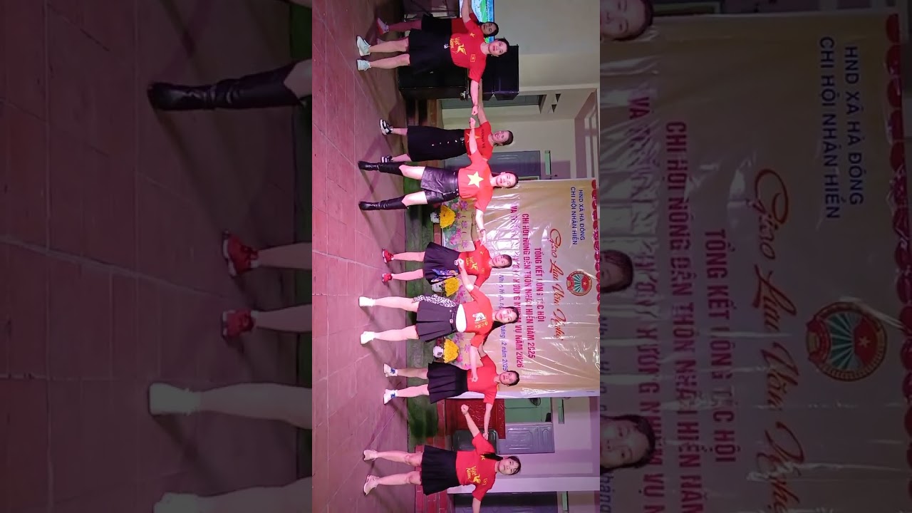 Đội T&igrave;nh Bạn H&agrave; Đ&ocirc;ng  diễn ờ th&ocirc;n Nh&acirc;n Hiền