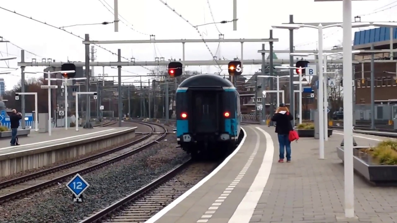 NS 1215 vertrekt met Railpromo wagons van station Arnhem Centraal
