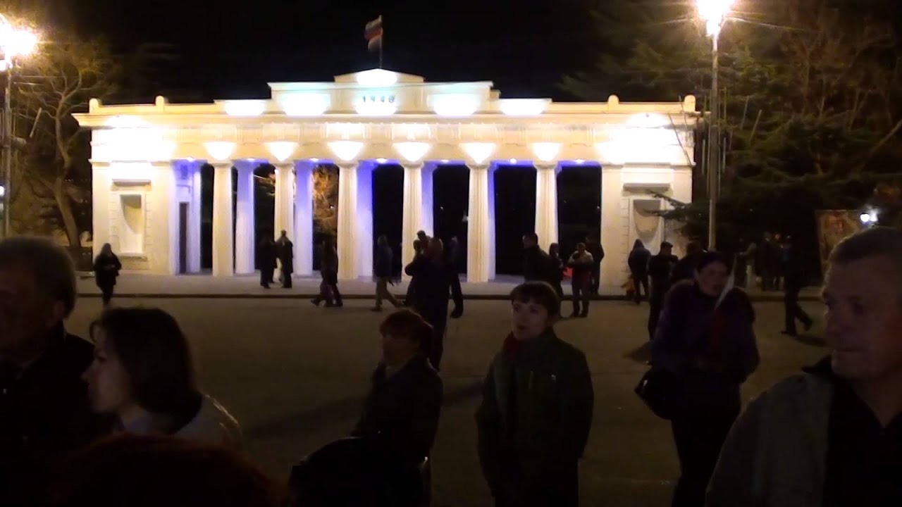 Александровцы исполняют Гимн Севастополя вместе с крымчанами. 