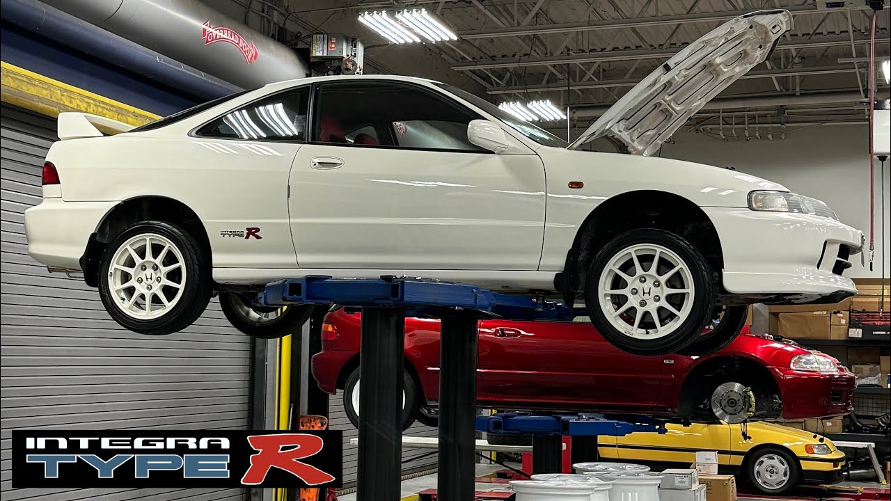 JDM 1998 Honda Integra Type-R DC2 // Replacing a 26 Years Old Timing Belt & Clutch Repair (Ep 1)