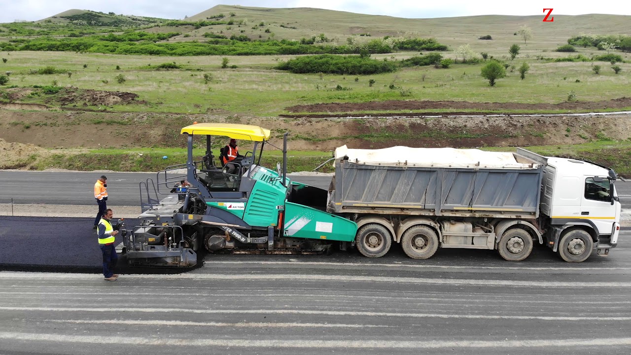 Autostrada A10 Sebes Turda, lotul 2, asfaltari, finisor care impinge cu rolele basculanta, 210520