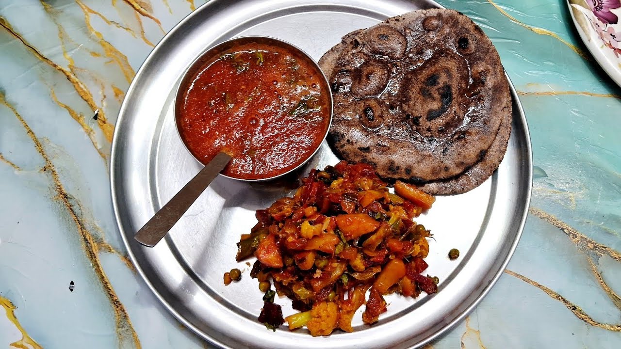 Dry mix Veg, tomato 🍅 carrot 🥕 and beetroot soup 🍲 with ragi ki roti. Comfort and healthy dinner 🥗 🍽