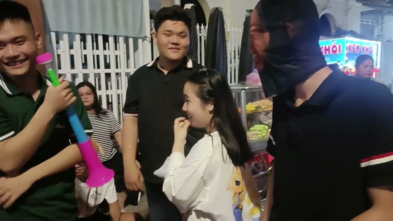 Buổi tối rất đông bà con về Lễ hội làm chay Tầm Vu 