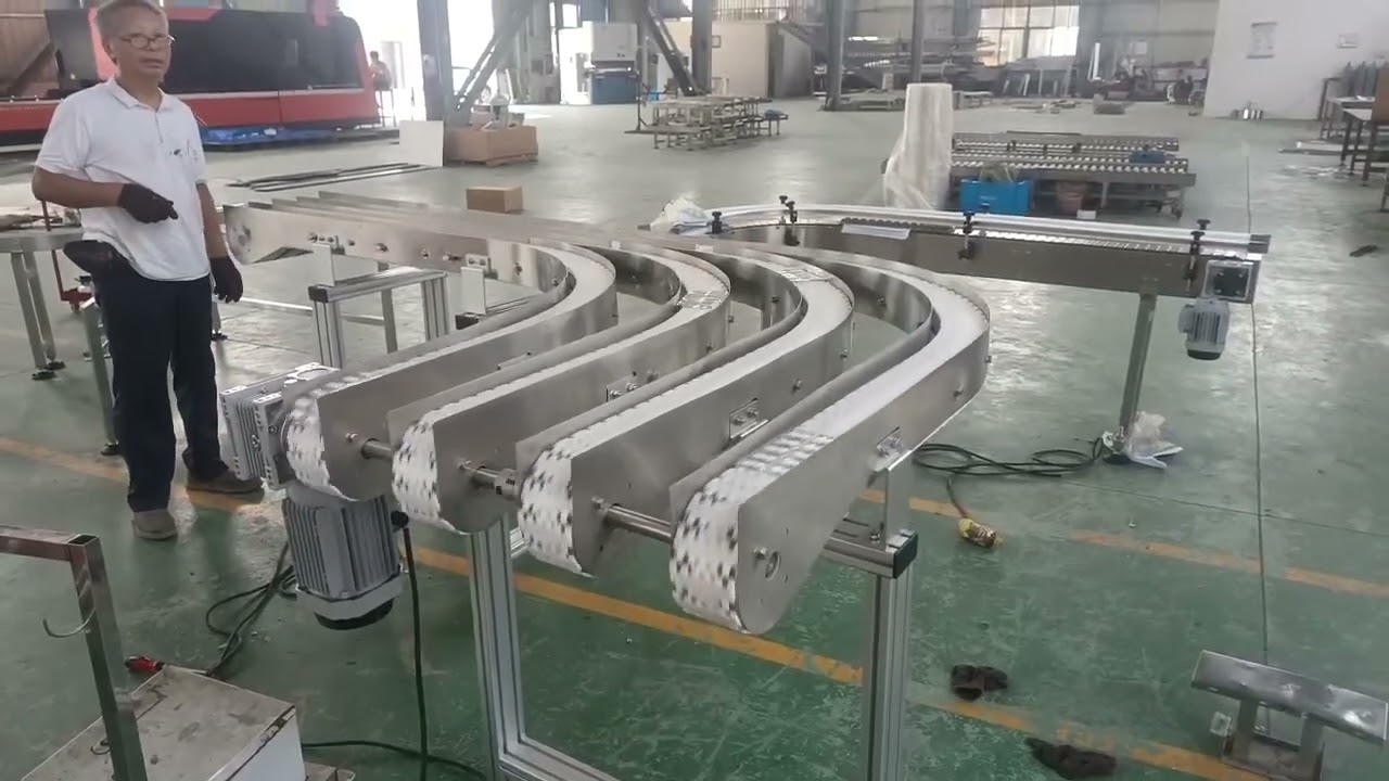 Multiple lanes flexible chain conveyor