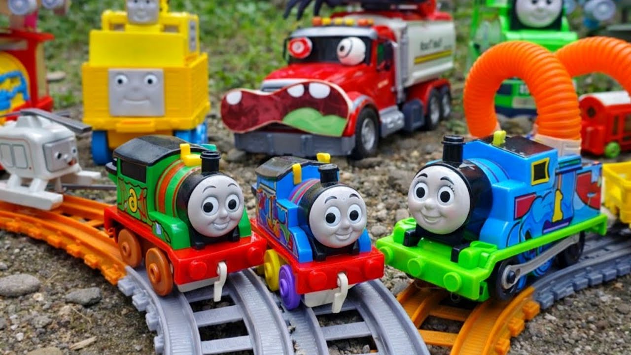 Сборка и распаковка новейшей игрушечной паровозики «Томас и друзья» 2026 года, излучающей дым.