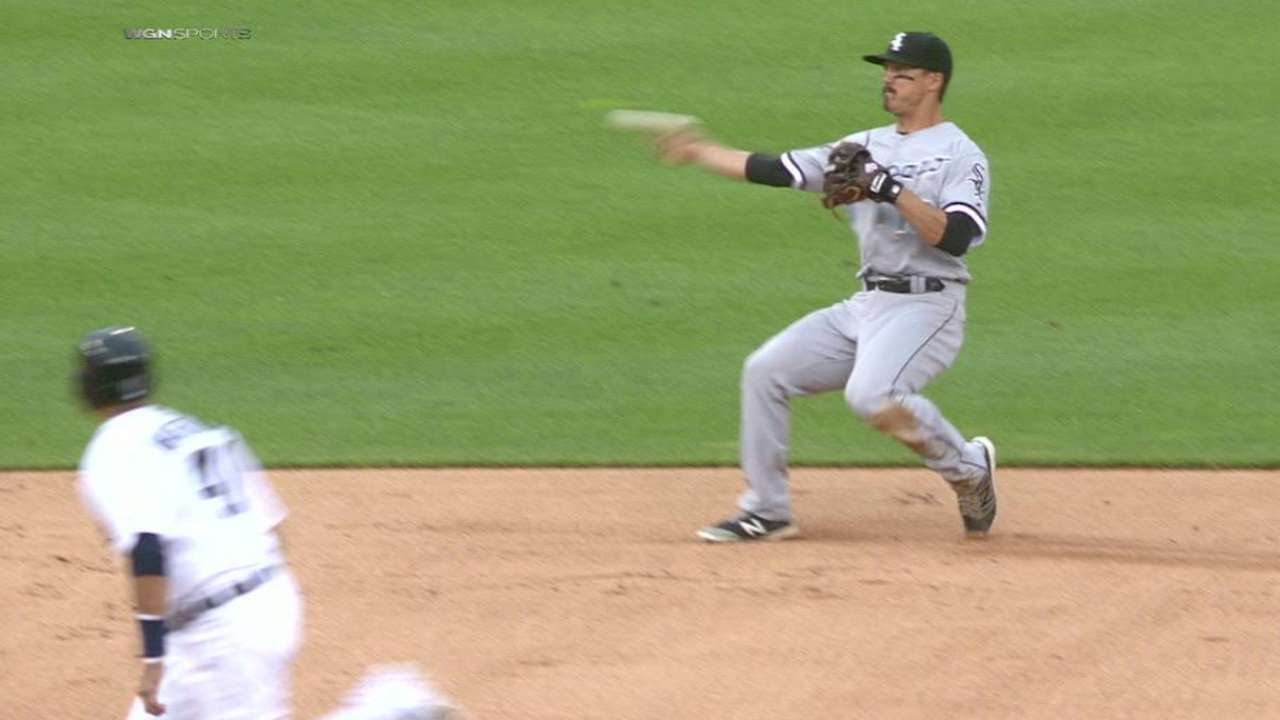 CWS@DET: Saladino makes a nice sliding stop at short