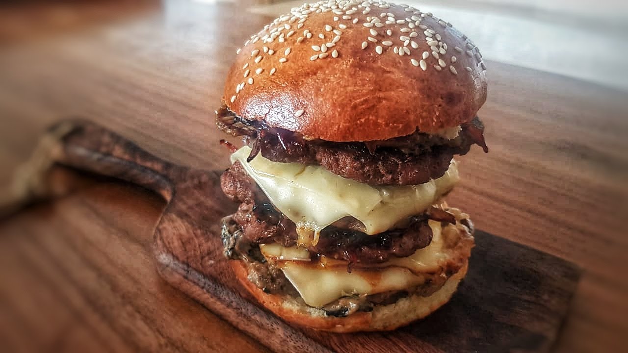 Hamburger Maison aux Champignons et Oignons Caramélisés