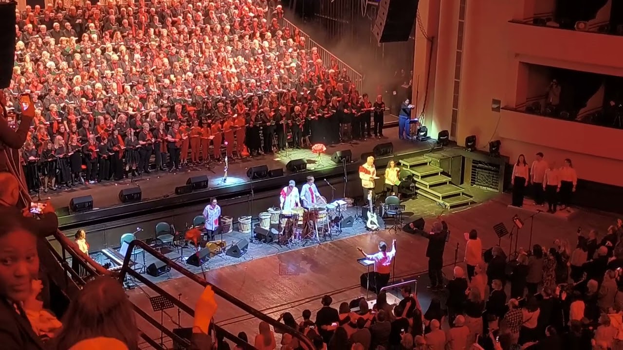 Grândola Vila Morena. Cantar Abril pelo coro Metropolitano do Porto