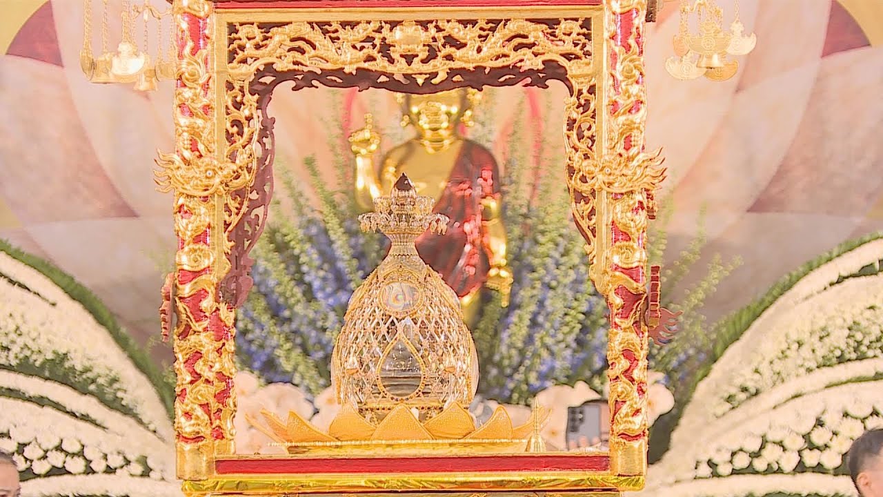 Thousands wait for hours to welcome Buddha&rsquo;s sacred relics in Hanoi