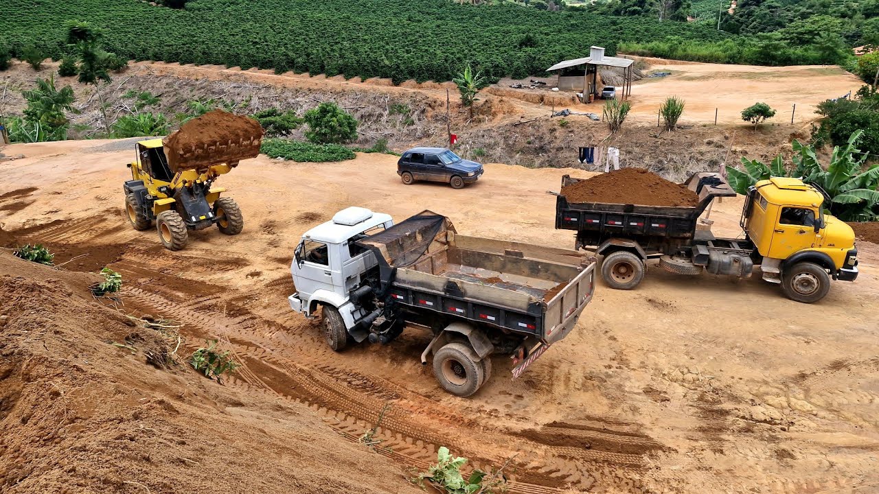 puxada de terra com dois caminhão toco e pa carregadeira wa200