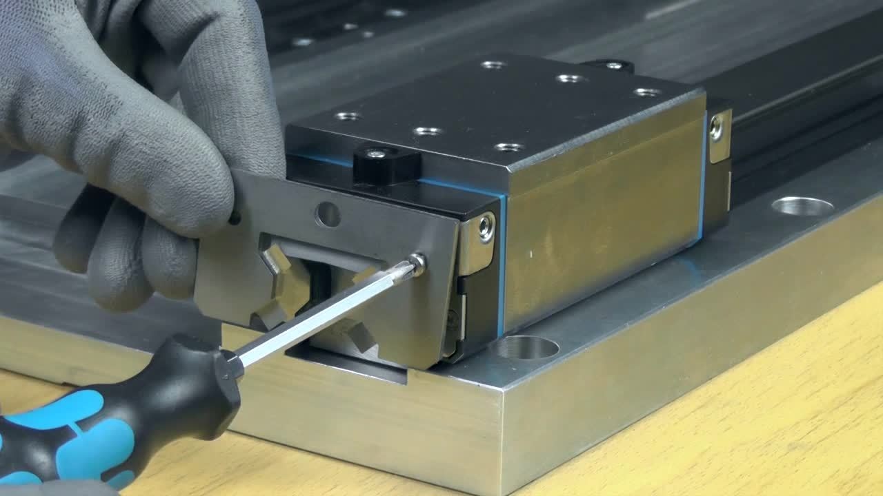 [EN] Bosch Rexroth: Mounting scraper plate with scraping Linear Guides (How-To)