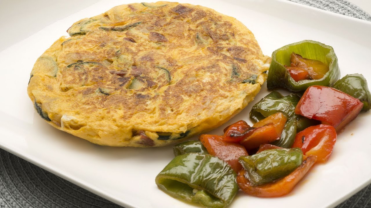 Receta de Tortilla de patatas, calabacín y chorizo con pimientos de Arguiñano - Programa completo