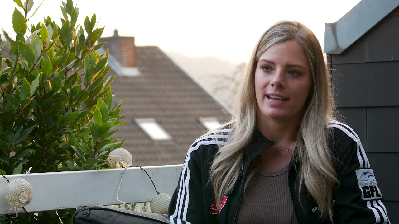 Quarterback Mona Stevens auf internationaler Footballbühne