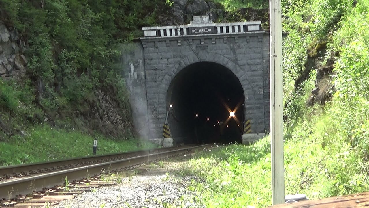 Грузовой поезд проезжает  туннель. УГЖД