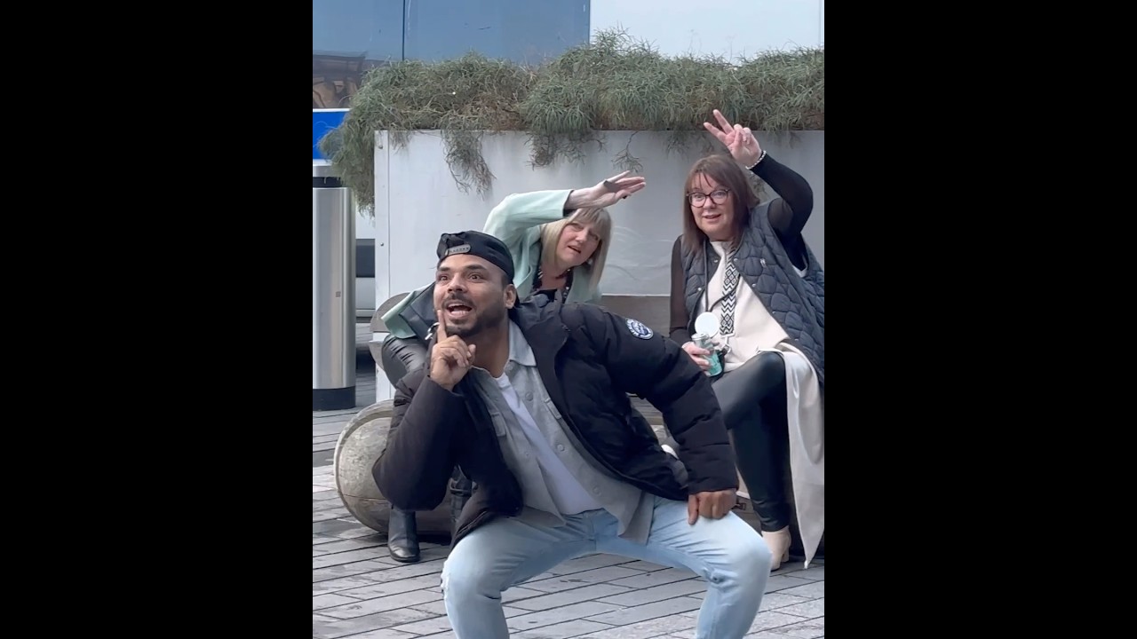 The 2 ladies at the end got confused😁