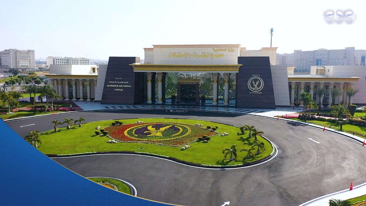 وزير الداخلية يكرم عددًا من أسماء الشهداء والمصابين والمتميزين من رجال الشرطة