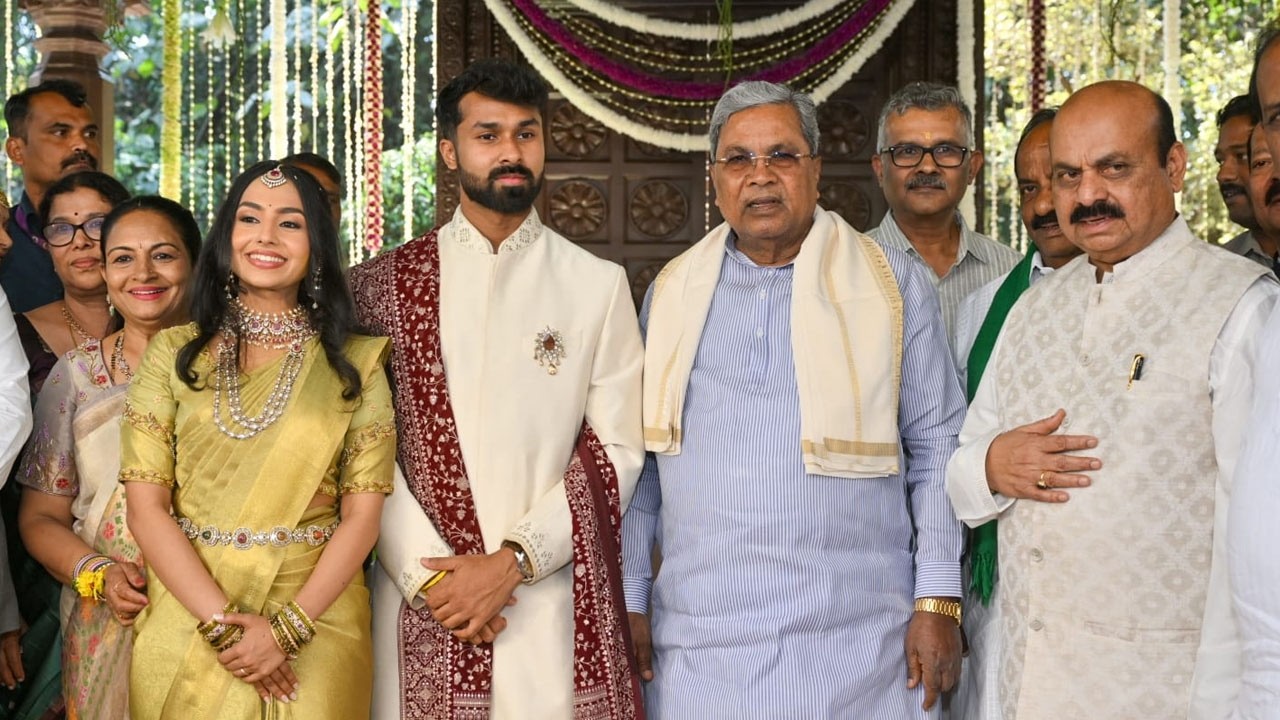 ಬೊಮ್ಮಾಯಿ ಮಗಳ ನಿಶ್ಚಿತಾರ್ಥದಲ್ಲಿ 💐ಸಿದ್ದರಾಮಯ್ಯ | Siddaramaiah at Bommai Daughter Engagement | YOYO TV Ka