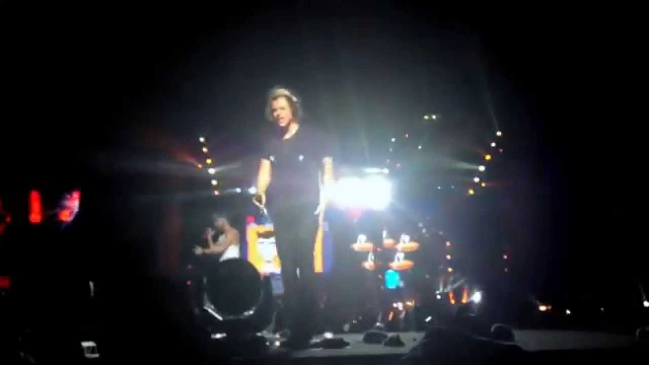 Harry Styles got hit in the eye | One Thing - One Direction - Lima, Perú 2014. WWAT.