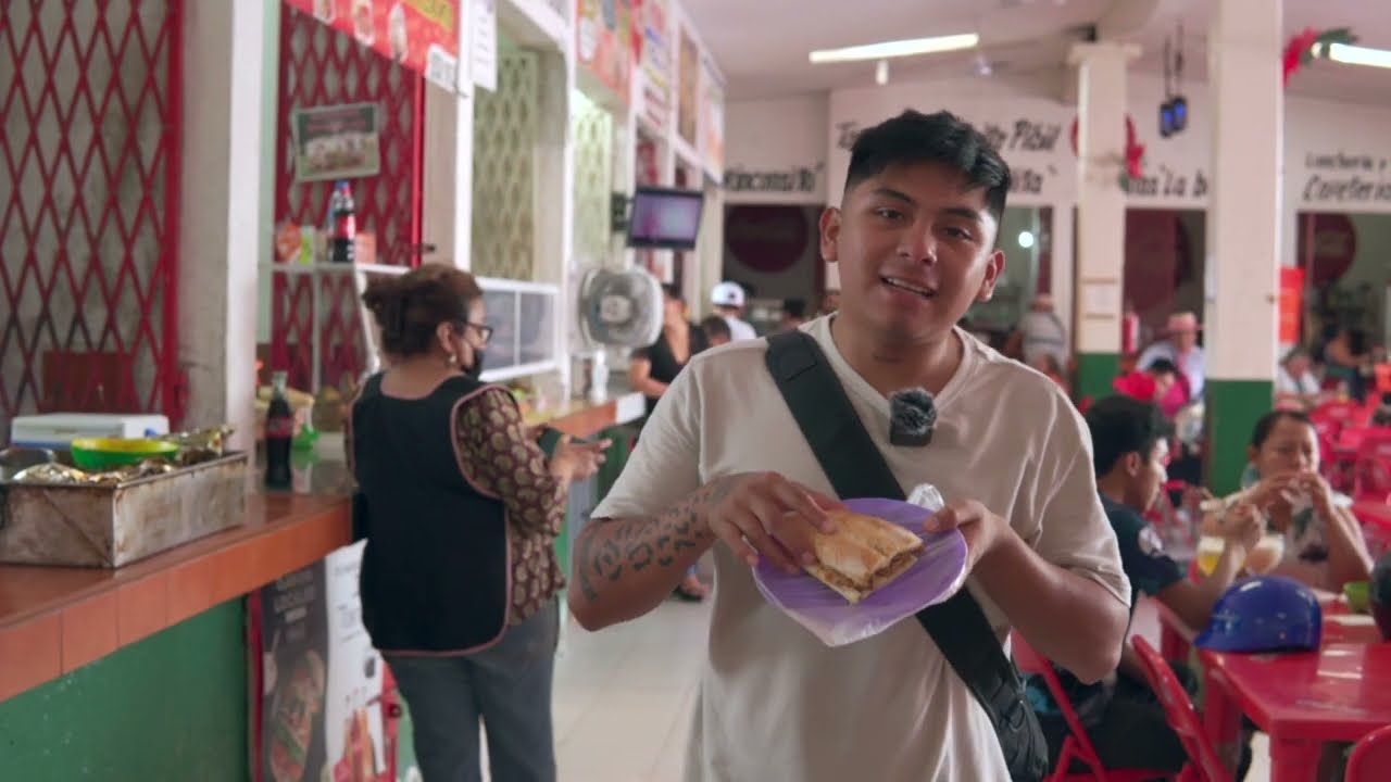 Probando comida en el mercado de Tizimín