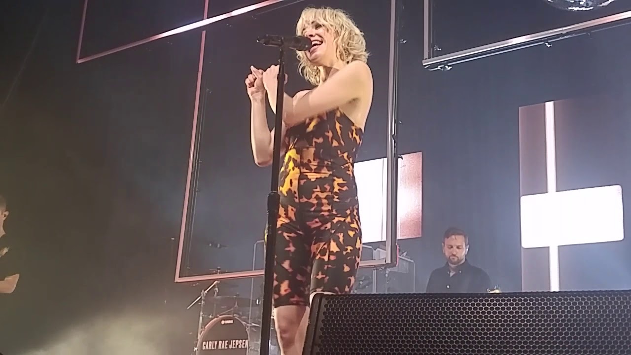 Carly Rae Jepsen - Everything He Needs (Live)