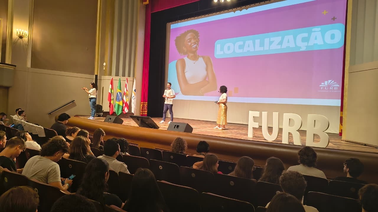 FURB recebe mais de 2 mil calouros em três sessões no Teatro Carlos Gomes