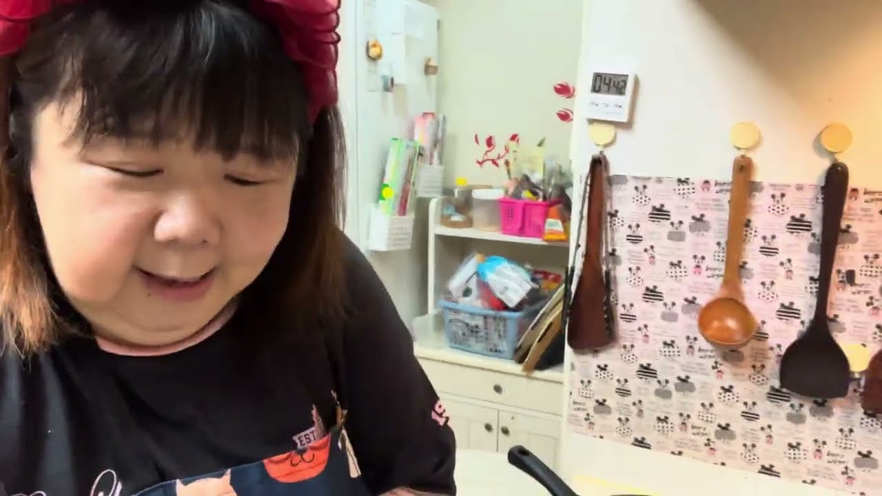 【おでぶ❣️キッチン動画】ピーマン🫑の豚バラ(ロース)巻きと水菜のサラダ🥗作る😊(ライブみたいな感じで)