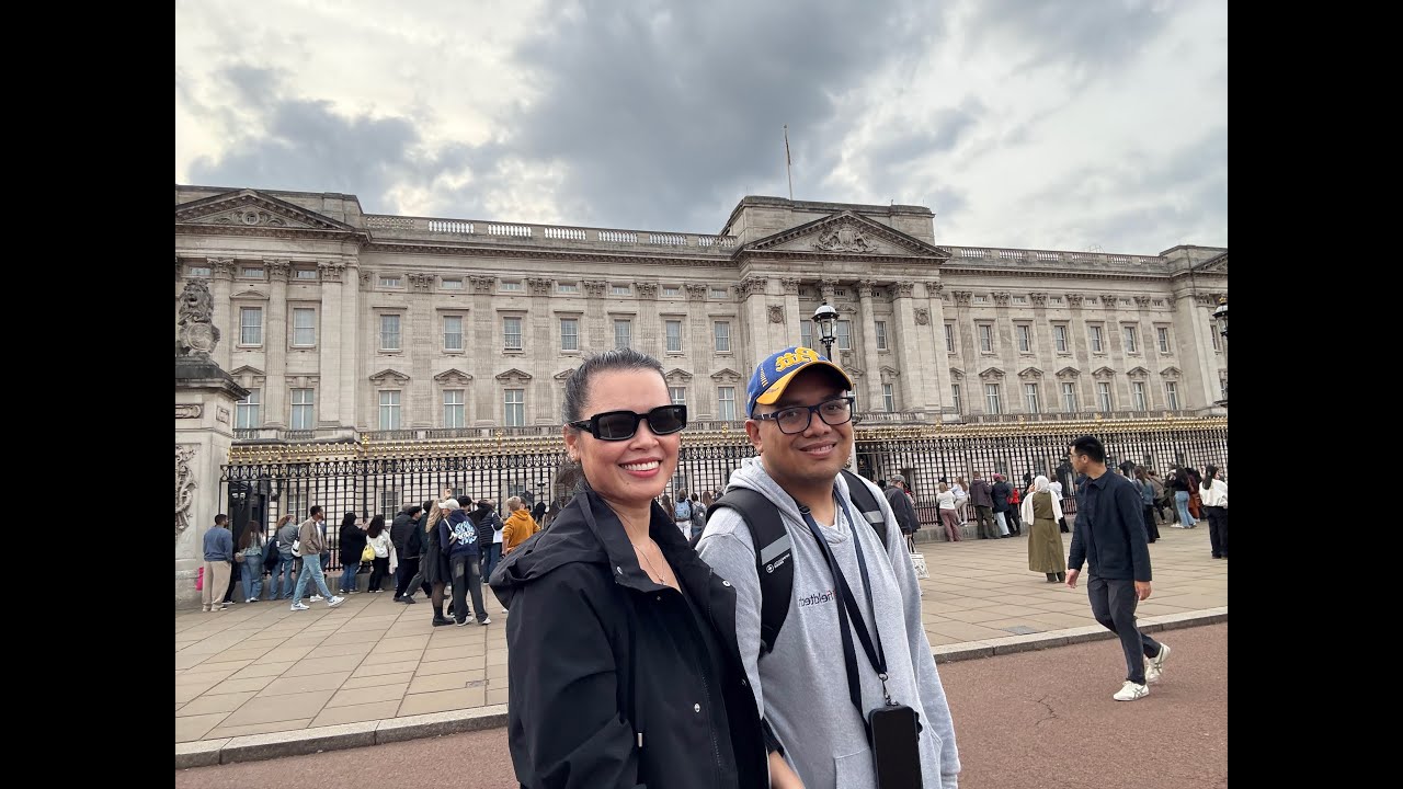 Walking around Buckingham Palace on a gloomy day - September 2025