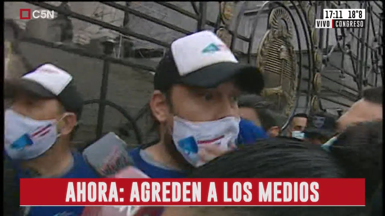 MANIFESTANTES AGREDEN A PERIODISTAS AFUERA DEL CONGRESO