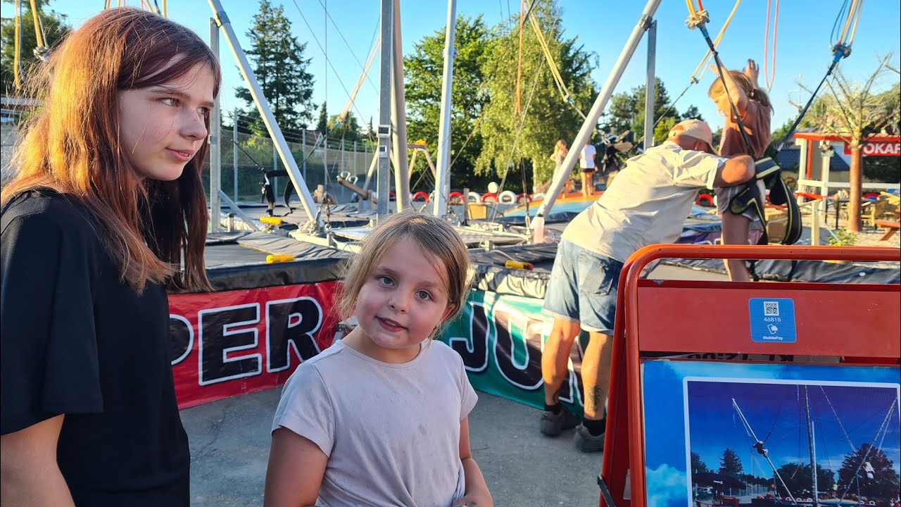 Hollie er kommet ned i sommerhuset🤗Pigerne hopper på JUMPEREN🤸‍♀️