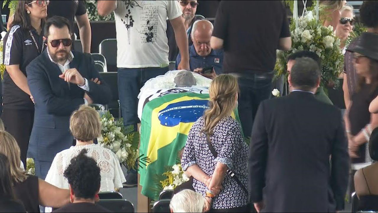 Bandeiras do Brasil e do Santos abraçam caixão de Pelé | AFP