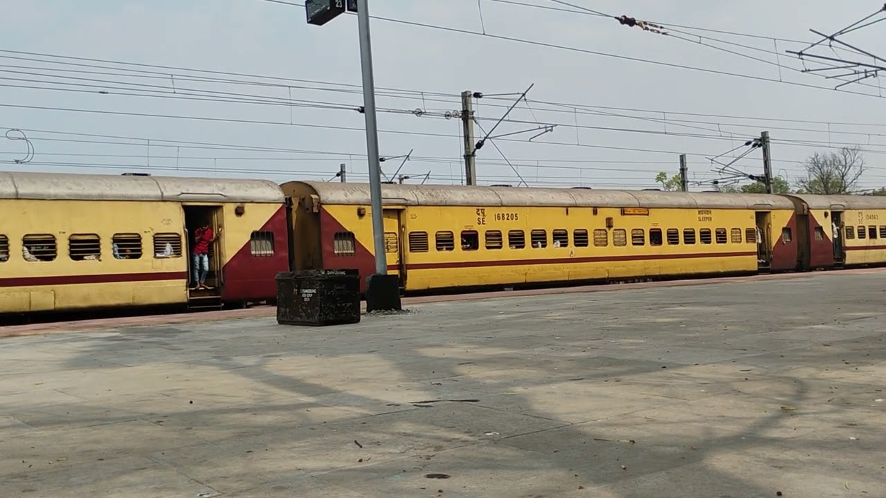 18029 LOKMANYATILAK Shalimar kurla express departing from chakradharpur