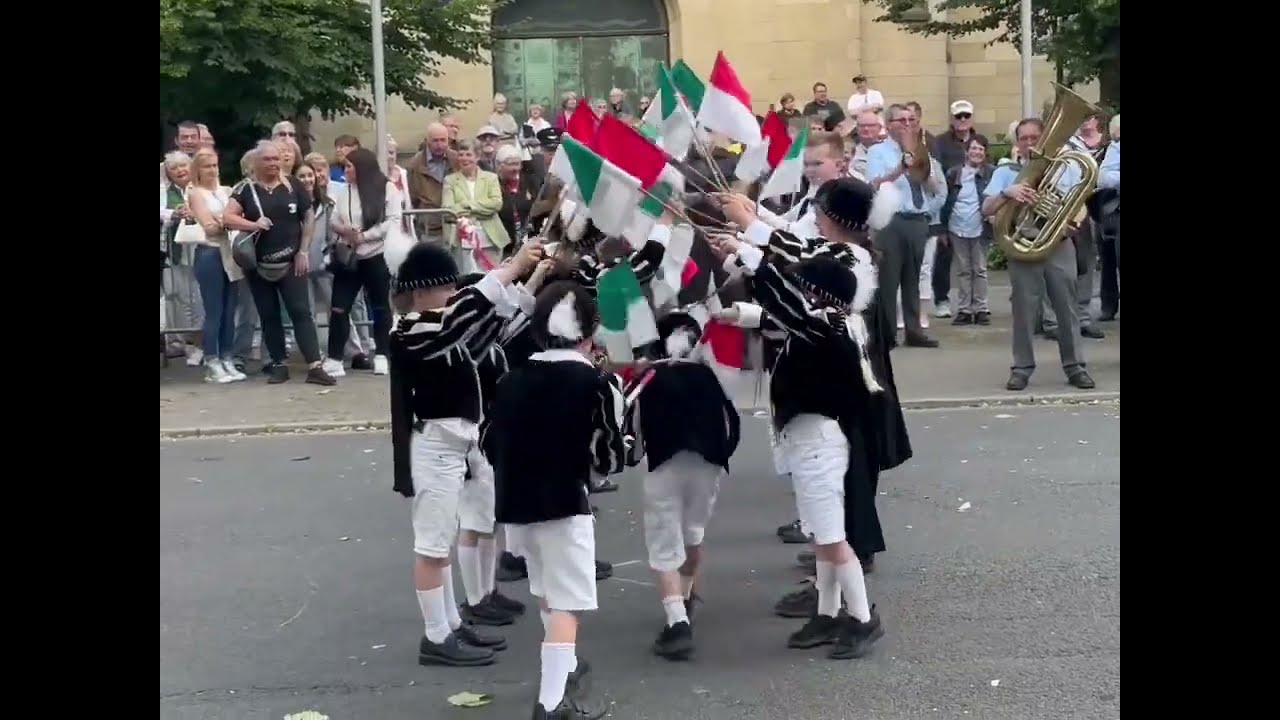 Düsseldorf Wersten - Auftritt der Pagen|innen der Werstener Schützen am 08.06.2024